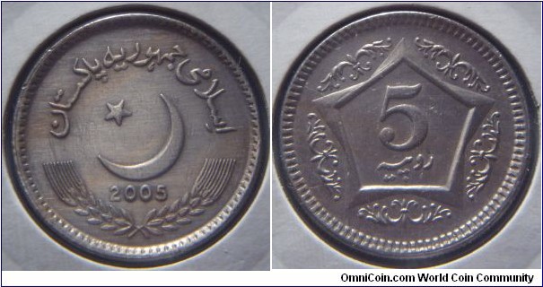 Pakistan | 
5 Rupees, 2005 | 
24 mm, 6.5 gr. | 
Copper-nickel | 

Obverse: Crescent and star, date below | 
Lettering: اسلامی جمہوریہ پاکِستان 2005 | 

Reverse: Baadshahi Mosque in Lahore, denomination below | 
Lettering: 5 روپی |