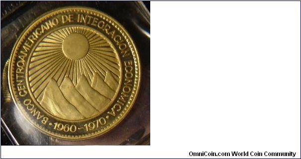 1970 GOLD CENTRAL AMERICA REP 50 PESOS
KM X1 BANCO CENTRO AMERICANO ISSUE 10th ANNIVERSARY ECONOMIC INTEGRATION
CONTAIN 20 GRAMS OF .900 FINE GOLD - 32 MM