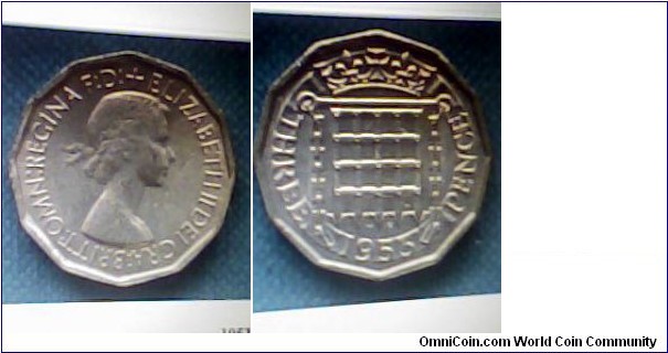 12 side has head of queen elizabeth 2 on the obverse and has a mesh on the reverse with a date
