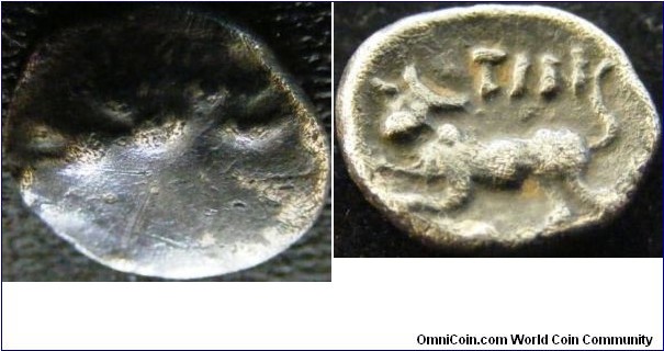 silver unit of the Atrebates tribe in England under King Tincomarus (Tincommius). Obverse celticised male head facingReverse s a bull to the left, head facing. TIN above and C below