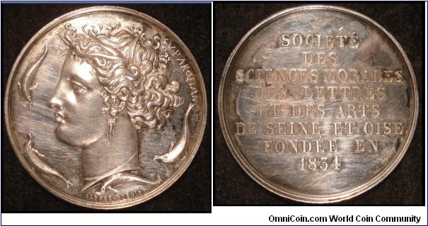 1834 France ΣΥΡΑΚΟΣΙΩΝ Arethusa Moral Sciences Humanities Arts Medal by Alphee Dubois. 39MM./ 22 gm.
Obv: ΣΥΡΑΚΟΣΙΩΝ, head of Arethusa left, wearing single pendant earring & necklace, hair restrained at the back of her head in an open-weave sakkos, surrounded by four swimming dolphines. Rev: SOCIETE DES SCIENCES MORALES DES LETTRES ET DES ARTS DE SEINE ET OISE FONDEE EN 1834 
