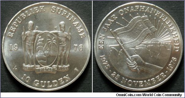 Suriname 10 gulden.
1976, First Anniversary of Independence.
Ag 900. Weight; 15,95g. Diameter; 33mm.