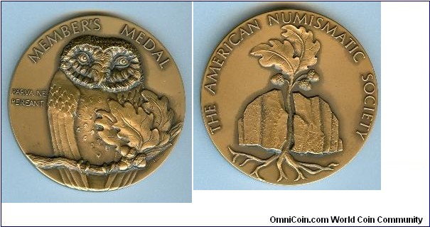 2000 o.j. #MACO American Numismatic Society Medal. Bronze: 64MM,Obv: Owl resting on Oak branch. Legend MEMBERS MEDAL. Signed PARVA NE PEREANT. Rev: Acorn growing through Rock. Legend THE AMERICAN NUMISMATIC SOCIETY.

