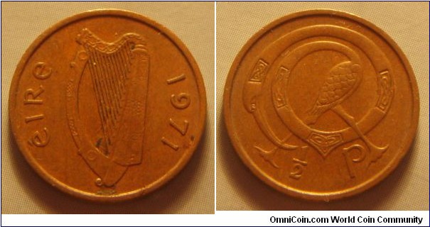Ireland | 
½ Pingin, 1971 | 
17.22 mm, 1.78 gr. | 
Bronze | 

Obverse: Irish harp (Cláirseach), date right| 
Lettering: éire 1980 | 

Reverse: Decorative initial 