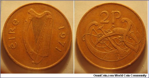 Ireland | 
2 Pingin, 1971 | 
25.9 mm, 7.1 gr. | 
Bronze | 

Obverse: Irish harp (Cláirseach), date right|
Lettering: éire 1971 | 

Reverse: Decorative initial 