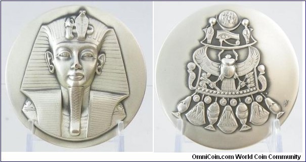 1977 USA Society of Medalists #96 Tutankhamun Medal by Stephen L. Robin, SC., minted by Medallic Art Co., Silver: 71MM/ 7.175 oz. Mintage:150
Obv: Gold burial mask of Tutankhamum. Rev: Intricate Egyptian Pectoral piece.

