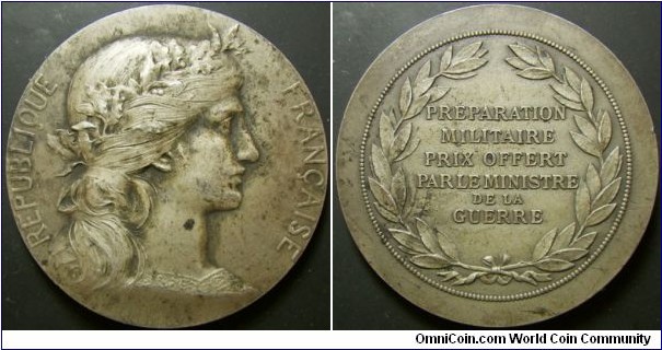 France 1930s (?) medal commemorating military. Struck in silver. Weight: 63.63g.  