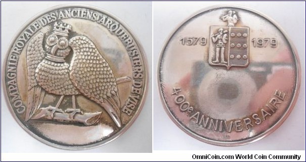 1979 France 1579-1979 400th Anniversary Compagnie Royale Des Anciens Arquebusiers de Vise Shooting Medal. Silver: 48MM./51gms.
Obv: Crowned Owl on bush. Legend COMPAGNIE ROYALE DES ANCIENS ARQUEBUSIERS DE VISE. Rev: Shield of Vise between 1579 & 1979. Legend 400e ANNIVERSAIRE.
