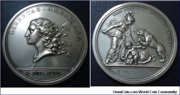 1776-1976 USA Libertas Americana Ben Franklin Design Medal. Silver: 77MM./238.2 gms.
Obv: Head of Libertas Americana facing left, set against a liberty cap on pole. Rev: Minerva holding a shield with the fleur-delis of France. The British lion stands with his forepaws on the shield with his tail tucked between his legs as a sign of representing the defeat. A depiction of the infant Hercules is at Minerva's feet strangling two snakes representing the defeats of General 