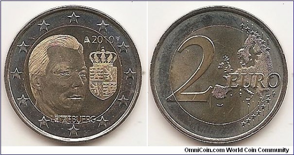 2 Euro
KM#115
8.5000 g., Bi-Metallic Nickel-Brass center in Copper-Nickel ring, 25.75 mm. Subject: Arms of the Grand Duke. Obv: The inner part of the coin depicts, on the left, a portrait of Grand Duke Henri facing towards the right, and on the right, the Coat of Arms of the Grand Duke, above which the year mark is shown between mint marks, overlapping slightly into the outer ring. Below, the name of the issuing country LËTZEBUERG overlaps slightly into the outer ring. The twelve stars of the European Union surround the design on the outer ring of the coin. Rev: 2 on the left-hand side, six straight lines run vertically between the lower and upper right-hand side of the face, 12 stars are superimposed on these lines, one just before the two ends of each line, superimposed on the mid - and upper section of these lines; the European continent ( extended ) is represented on the right-hand side of the face; the right-hand part of the representation is superimposed on the mid-section of the lines; the word ‘EURO’ is superimposed horizontally across the middle of the right-hand side of the face. Under the ‘O’ of EURO, the initials ‘LL’ of the engraver appear near the right-hand edge of the coin. Edge: Reeded with combination of the number 2 and ** repeated six times. Obv. designer: Alain Hoffmann Rev. designer: Luc Luycx