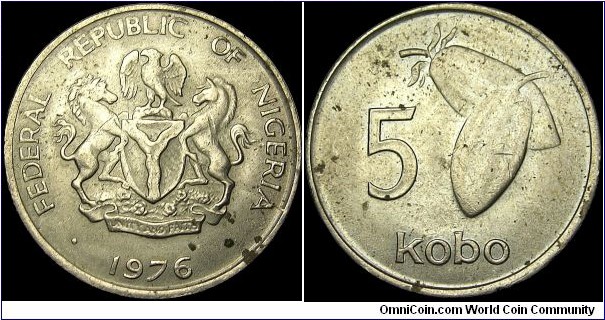 Nigeria - 5 Kobo -
1976 - Weight 2,8 gr - Copper-Nickel - Size 20 mm - Thickness 1,0 mm - Alignment Medal (0°) - Engraver / Geoffrey Colley - Obverse : National arms - Reverse : Cocoa beans - Edge : Milled - Mintage 9 800 000 - Reference KM# 9 (1973-1986) 