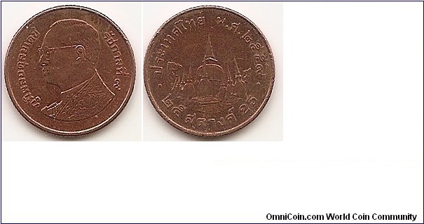 25 Satang
BE2559
Y#441
1.90 g., Copper Plated Steel, 16 mm. Ruler: Rama IX (1946-2016) Obv: Image of King Bhumibol Adulyadej (Rama IX) facing left, with an inscription around edge. Rev: Stupa of Wat Phra Mahathat Vihon surrounded by text of country, year and value. Edge: Reeded 