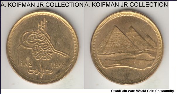 KM-553.1, AH1404 (1984) Egypt piastre; aluminum-bronze, plain edge; pyramids, Christian date on the left, average uncirculated .