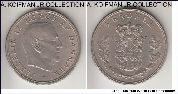 KM-853.1, 1967 Denmark 5 kroner; copper-nickel, reeded edge; Frederik IX, large crown, average toned uncirculated or almost, few bag marks.