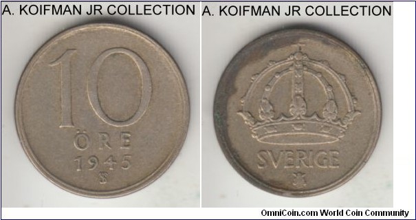 KM-813, 1945 Sweden 10 ore; silver, plain edge; Gustaf V, decent circulated details, but dark toned edge on obverse.