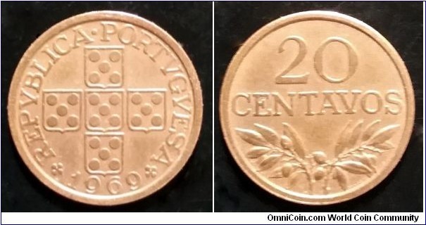Portugal 20 centavos.
1969