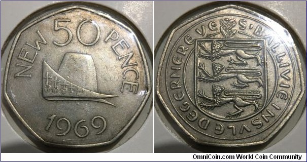 50 New Pence (Bailiwick of Guernsey - British Crown Dependencies / Queen Elizabeth II // Copper-Nickel / Mintage: 200.000 pcs)