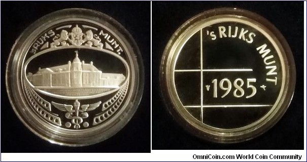 Netherlands - Mint token from 1985 proof coin set. Ag 925. Weight; 5.5g.