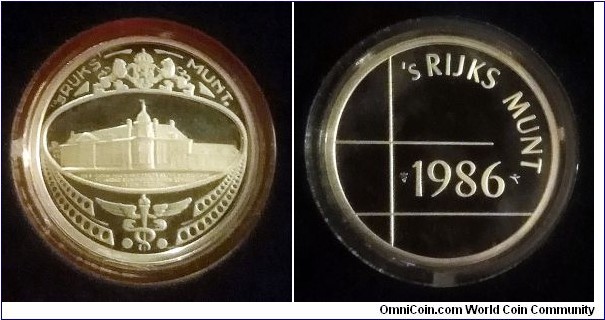 Netherlands - Mint token from 1986 proof coin set. Ag 925. Weight; 5.5g.