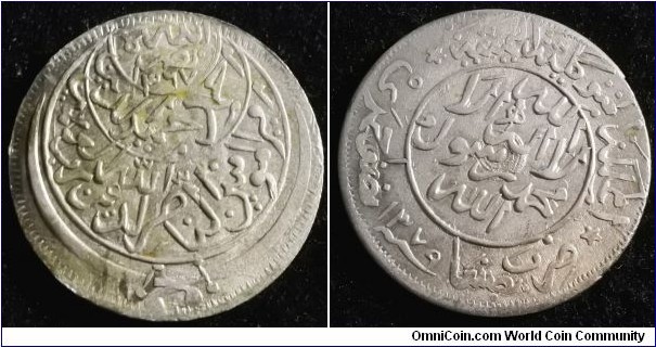 Yemen 1960 (?) half riyal. Rotation die error. Weight: 12.03g