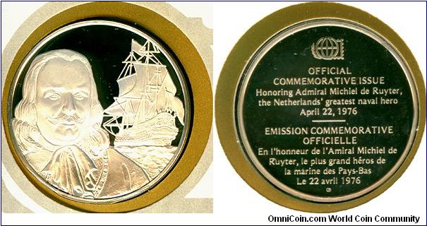 Admiral Michiel de Ruyter - International Society of Postmasters, Series 1976, Silver proof medallion, Franklin Mint.

Admiral Michiel Adriaenszoon de Ruyter(1607-1676) was one of the most famous admirals in Dutch history. De Ruyter fought the English in the first three Anglo-Dutch Wars and scored several major victories.