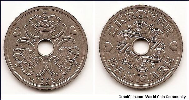 2 Kroner
KM#874.1
Copper-Nickel Ruler: Margrethe II Obv: 3 crowned MII
monograms around center hole, date and initials LG-JP-A below
Rev: Design surrounds center hole, denomination above, hearts
flank Note: Prev. KM#874.