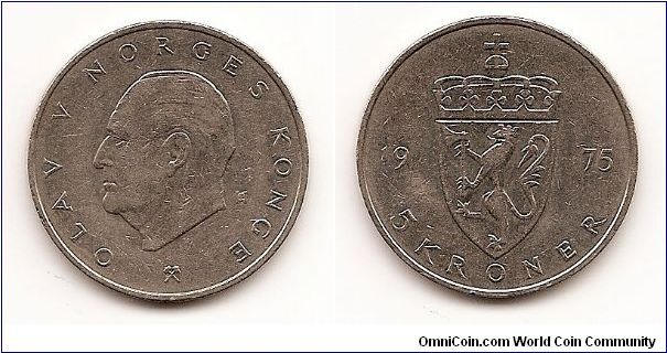 5 Kroner
KM#420
11.5000 g., Copper-Nickel, 29.5 mm. Ruler: Olav V Obv: Head
left Rev: Crowned shield divides date Note: Varieties exist with
large and small shields.