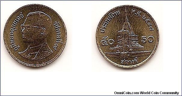 50 Satang
BE2547
Y#203
2.4000 g., Brass Ruler: Bhumipol Adulyadej (Rama IX) Obv:
Head left Rev: Steepled building divides value