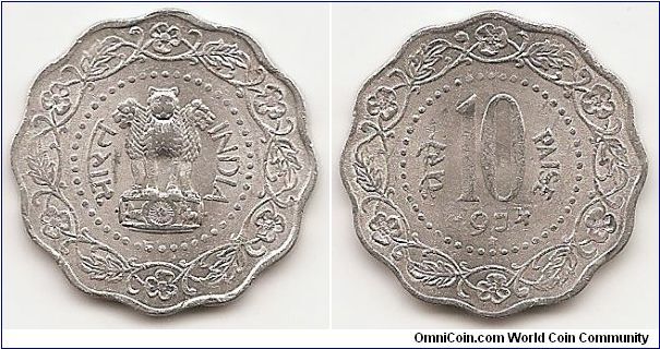 10 Paise
KM#27.1
2.3000 g., Aluminum, 26 mm. Obv: Asoka lion pedestal within beaded circle, wreath surrounds Rev: Denomination and date within beaded circle, wreath surrounds, 9mm “10” Shape: Scalloped