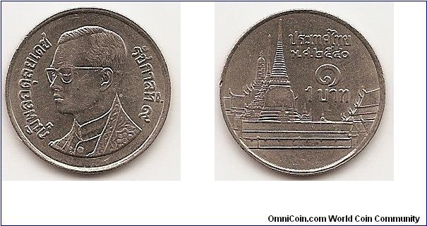 1 Baht - BE2540 -
Y#183
3.4500 g., Copper-Nickel, 20 mm. Ruler: Bhumipol Adulyadej
(Rama IX) Obv: Head left Rev: Palace Edge: Reeded Note:
Varieties exist.