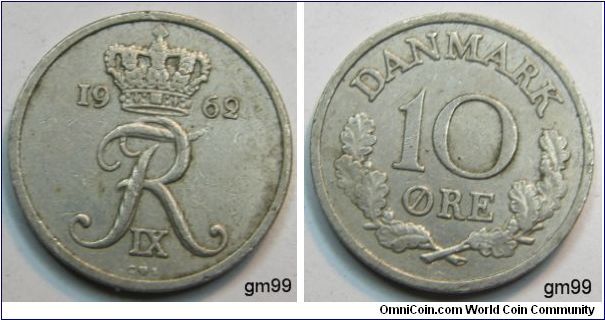 10 Ore (Copper-Nickel) Overse; Crowned monogram, Mintmasters initial: C, Moneyers initial: S,
date 1962 R IX (Monogram)
Reverse; Wreath either side of value,
DANMARK 10 ORE