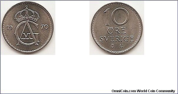 10 Ore
KM#835
1.4000 g., Copper-Nickel, 15 mm. Ruler: Gustaf VI Obv: Crowned
monogram divides date Rev: Value