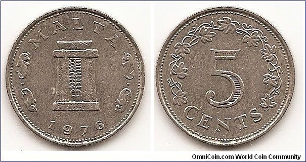 5 Cents
KM#10
5.6500 g., Copper-Nickel, 23.6 mm. Obv: Ritual altar in the
Temple of Hagar Qim Rev: Value within 3/4 wreath