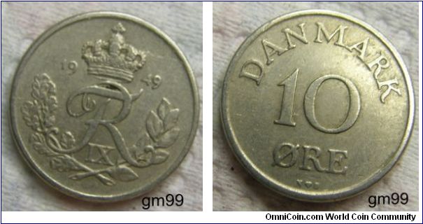 10 Ore (Copper-Nickel) : 1948-1955
Obverse: Crowned monogram, wreath below, date R IX (Monogram)
R Value in two lines, Mintmasters initial: N, Moneyers initial: S
R DANMARK 10 ORE
