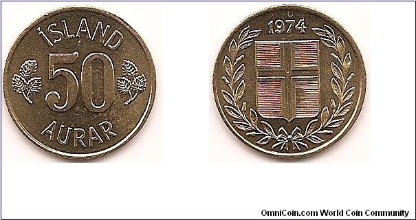 50 Aurar
KM#17
2.4000 g., Nickel-Brass, 19.04 mm. Obv: Leaves flank denomination Rev: Arms within wreath Edge: Reeded