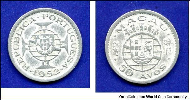 50 avos.
Republica Portuguesa.
*MACAU*.
'Armorial' 50 avos - the type of 1952 - the coats of arms on obverse and reverse.
Mintage 2,560,000 units.


Cu-Ni.