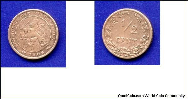 1/2 cent.
Queen Wilhelmina I (1890-1948).
Mintage 10,000,000 units.


Cu.