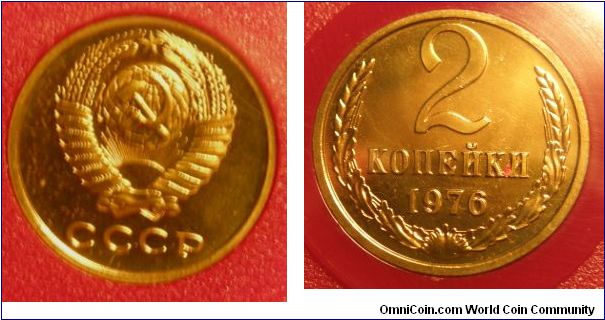 2 Kopeks (Brass) : 1961-1991
Obverse: Hammer and sickle overlain on globe above sun with rays, all within wreath or sheaf of wheat stalks, star above 
 CCCP 
Reverse: Denomination and date within wreath 
 2 KO?E?K? date 1976. 
1976 Proof-like Mint Set.