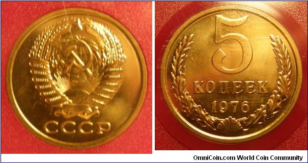 5 Kopeks (Aluminum-Bronze) : 1961-1991
Obverse: Hammer and sickle overlain on globe above sun with rays, all within wreath or sheaf of wheat stalks, star above 
 CCCP 
Reverse: Denomination and date within wreath 
 5 KO?EEK date 1976. 
1976 Proof-like Mint Set.
