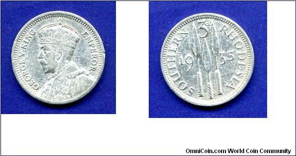 3 pence.
Southern Rhodesia.
George V (1910-1936).
Mintage 840,000 units.


Ag925f. 1,41gr.