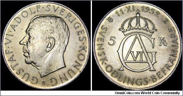 Sweden - 5 Kronor Jubilee coin - 1952 - Silvercoin Ag 0,400 - Ag 0,2942 Troy Ounce - Size 36 mm - Regent / Gustav VI Adolf (1950-73) - Minted in Stockholm / Sweden - Mintage 219 237 - Engraver / Léo Holmgren - Subject : 70th Birthday of Gustav VI Adolf - Edge : Plain - Reference KM# 828 (1952)