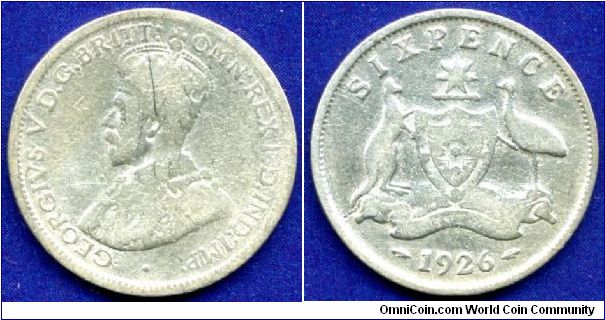 6 pence.
George V (1910-1936).
Mintage 3,609,000 units.


Ag925f. 2,82gr.