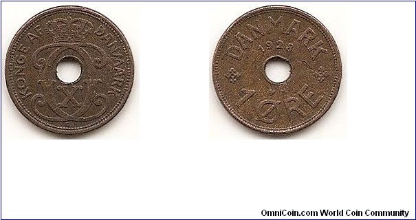 1 Ore
KM#826.2
1.9000 g., Bronze Ruler: Christian X Obv: Crowned CXC monogram within title “KING OF DENMARK”, initials GJ below Rev: Country name and date above center hole, denomination, mint mark, and initial N below