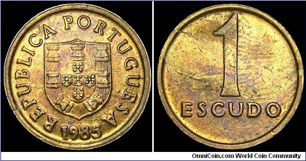 Portugal - 1 Escudo - 1985 - Weight 3 gr - Nickel / Brass - Size 18 mm - Mintage 46 832 000 - Edge : Plain - Reference KM# 614
