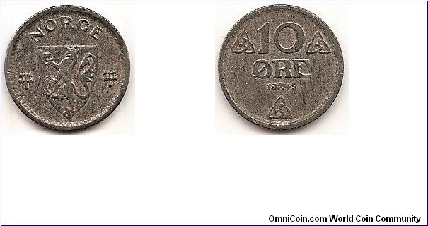 10 Ore
KM#389
1.2500 g., Zinc, 15 mm. Ruler: Haakon VII Obv: Shield flanked by designs Rev: Value flanked by designs Note: World War II German occupation issue.