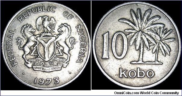 Nigeria - 10 Kobo - 1973 -  Weight 3,9 gr - Copper / Nickel - Size 22,8 mm - Ruler / Elizabeth II - Obverse / Arms wirh supporters an short motto - Reverse / Value at left of oil palms - Mintage 340 870 000 - Edge : Reeded - Reference KM# 10.1 (1973-76)