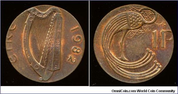 1982 Ireland Penny Error struck on copper planchet.  1.8g,  18mm. Compare to standard is Bronze (3.56g, 20.3mm). Rare.
