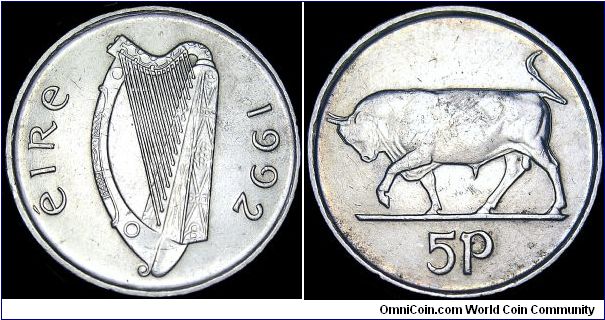 Ireland - 5 Penny - 1992 - Weight 3,25 gr - Copper / Nickel - Size 18,5 gr - Obverse / Irish harp - Reverse / Bull left - President / Mary Robinson (1990-97) - Designer / Percy Metcalfe - Mintage 74 526 000 - Edge : Reeded - Reference KM# 28 (1992-2000)