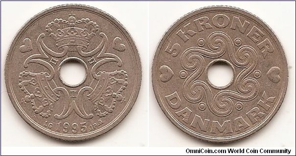 5 Kroner
KM#869.1
9.2000 g., Copper-Nickel, 28 mm.   Ruler: Margrethe II Obv: 3 crowned MII monograms around center hole, date and initials LG-JP-A below Rev: Wave design surrounds center hole, denomination above, hearts flank