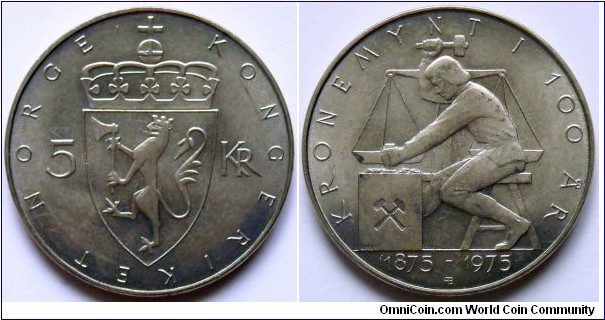 5 kroner.
1975, 100 Years of Krone. Cu-ni. Weight; 11,5g. Diameter; 29,5mm.
Plain edge. Mint; Den Kongelige Mynt (The Royal Mint) Kongsberg. Mintage 1.191.813 units.